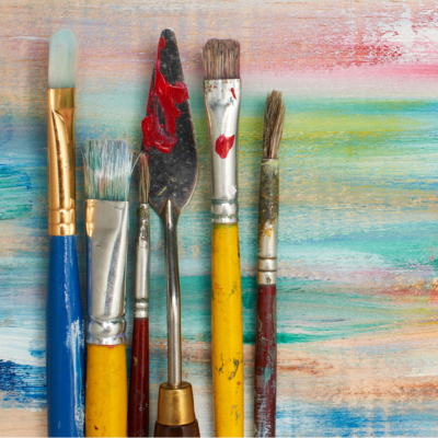 pinceaux sur fond de peinture colorée