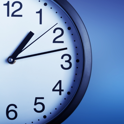 Photo d'une horloge sur fond bleu