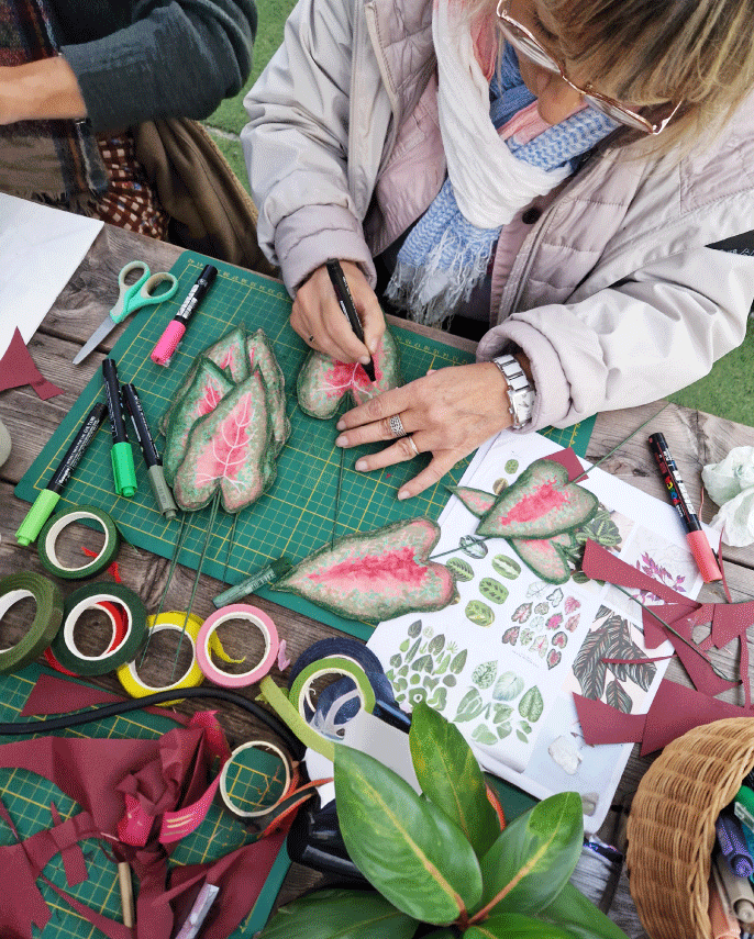 personne qui réalise une plante en papier