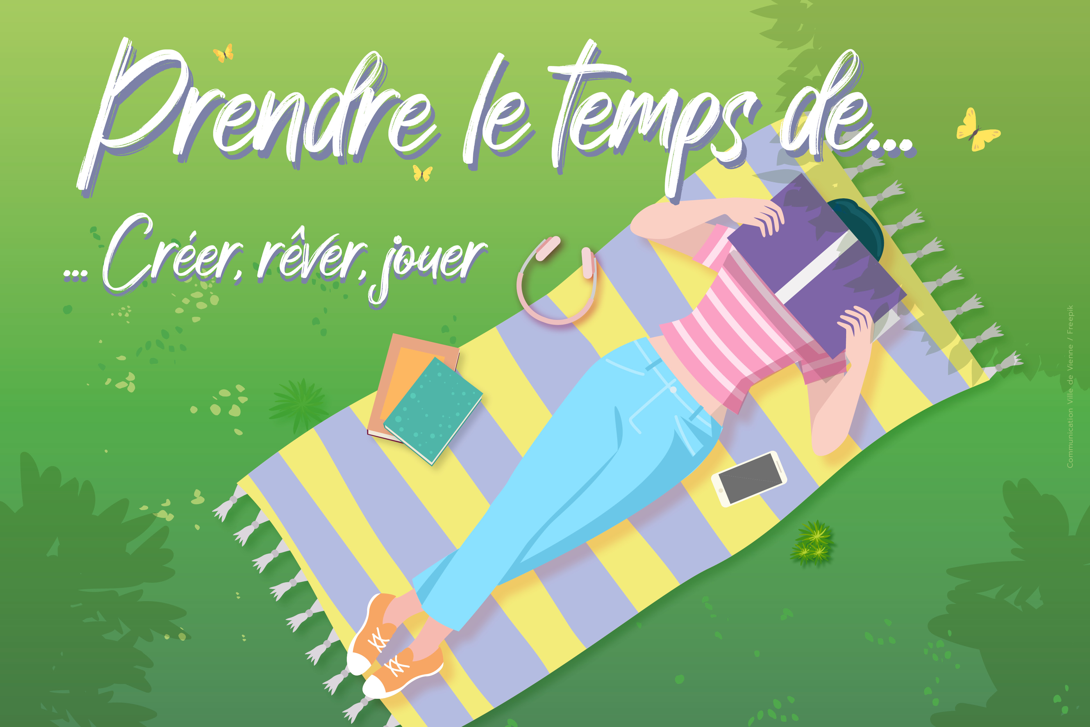 Personne allongée dans l'herbe en train de lire un livre