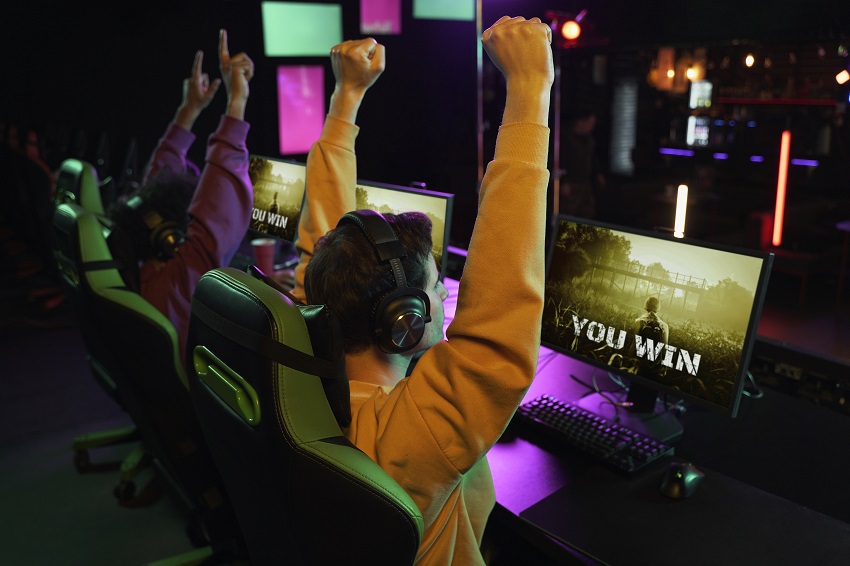 jeunes qui jouent au jeu en ligne