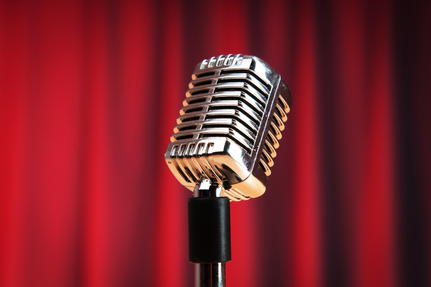 micro devant rideau rouge