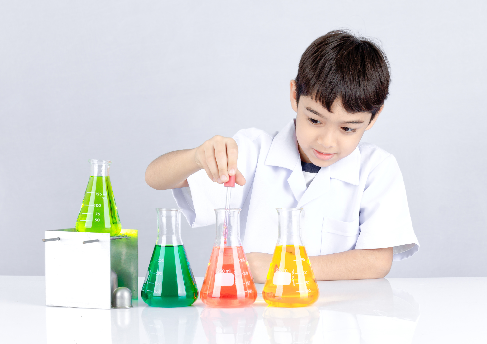 enfant qui réalise des expériences scientifiques