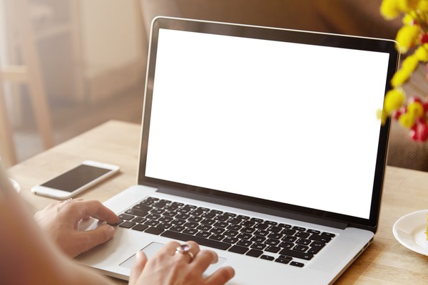 personne qui surfe sur Internet