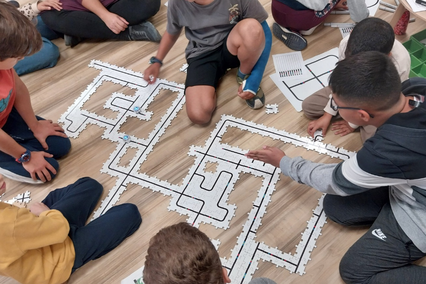 Enfants qui programment des robots
