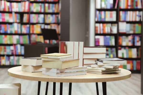 Minuature table ronde autour des métiers du livre