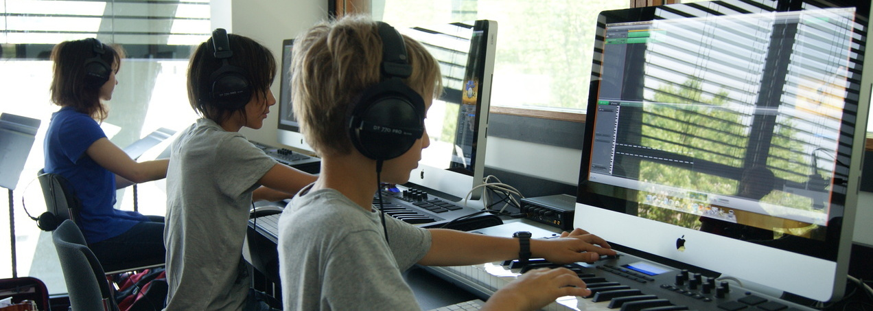 Enfants devant les ordinateurs de la salle MAO