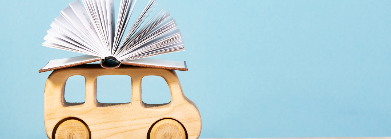 Camion en bois et livre sur le toit