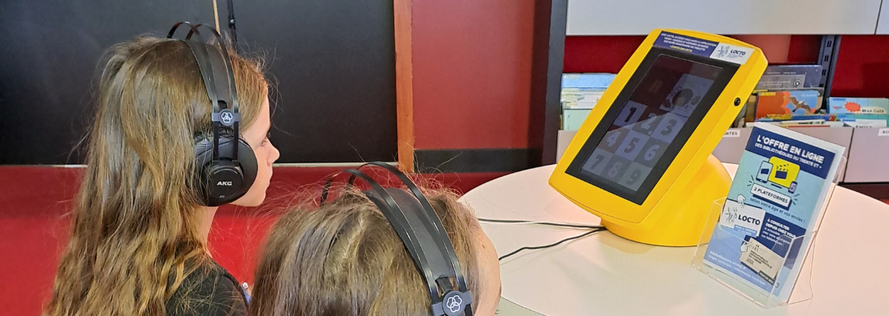 Deux enfants devant une tablette Munki