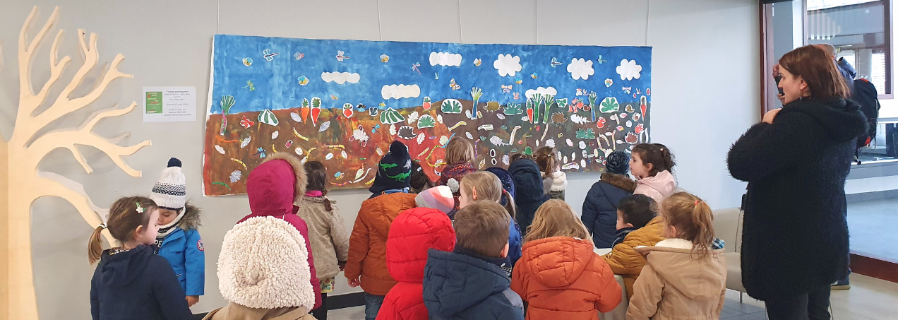 Groupe d'enfants devant une fresque