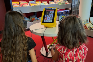 Deux enfants devant une tablette Munki