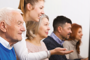 Personne en aidant une autre sur l'ordinateur