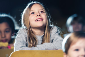 Photo d'enfant au cinéma