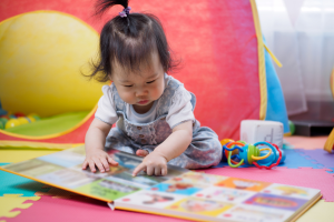 Bébé lisant un livre