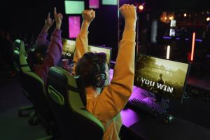 jeunes qui jouent au jeu en ligne