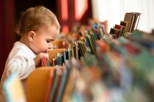Un bébé et des livres