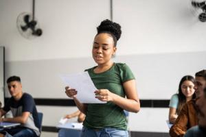 Jeune qui passe à l'oral