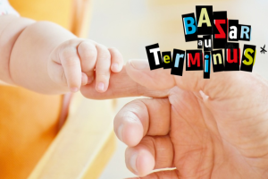 Main bébé et adulte