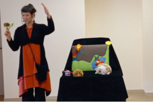 Pascale Deloche qui fait un spectacle avec un kamishibai
