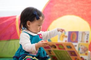Enfant lisant un livre
