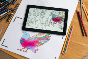 Photo d'une tablette numérique et d'un coloriage d'oiseau