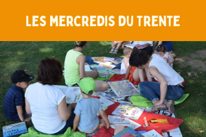 familles qui lisent dans l'herbe