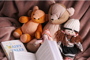 trois peluches avec deux livres devant eux