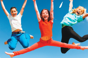 Enfants qui sautent de joir