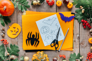 Matériel créatif au milieu d'un décor d'Halloween