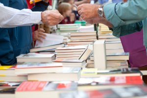 Livres à vendre étalés sur une table