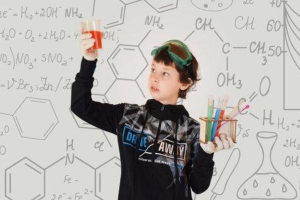 enfant faisant une expérience