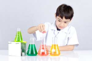 enfant qui réalise des expériences scientifiques