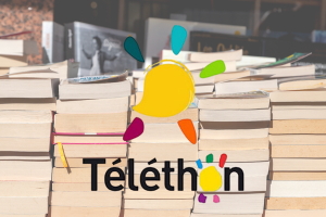 Logo du Téléthon devant des piles de livres