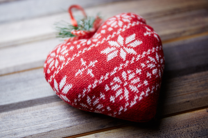 Coeur en tissu rouge avec motifs hivernaux blancs