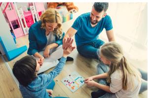 une famille joue à des jeux de sociétes les cotes d'arey bibliothèque