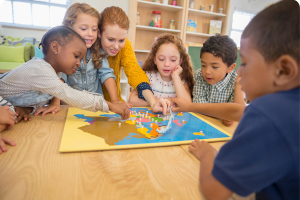 Des enfants et une femme jouant à un jeu de société
