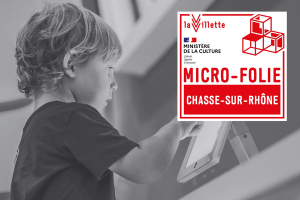 Photo en noir et blanc d'un enfant utilisant une tablette et lofo blanc et rouge de la micro-folie