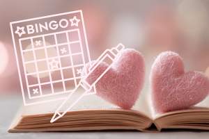 Photo d'un livre ouvert avec deux petits coeurs en feutrine roses posés dessus.