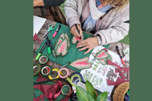 personne qui réalise une plante en papier