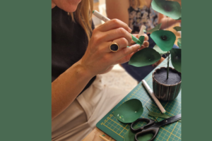 personne qui réalise une plante en papier